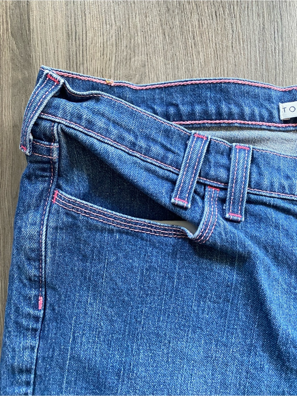 Pink stitched jeans with pink buttons - Picture 4 of 6